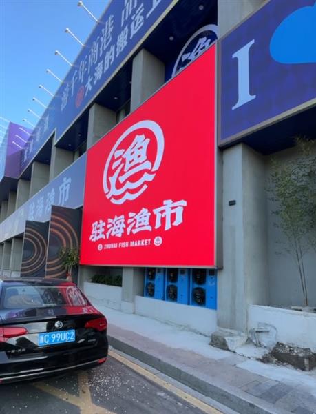 外滩大排档户外小间距